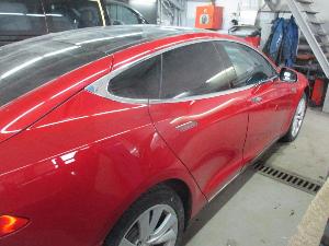 Ремонт заднего бампера, заднего крыла и задней двери автомобиля Tesla S