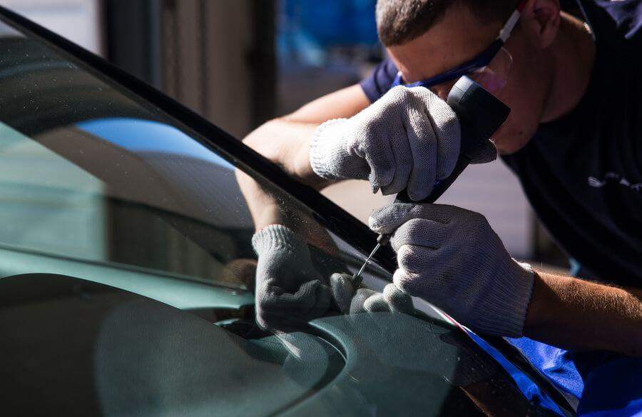 Как избавиться от поверхностных царапин лобового стекла авто