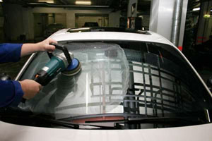Техника проведения процедуры обработки стекол автомобиля
